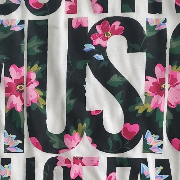 NWOT Ladies Country Music Hall of Fame short Sleeve V-neck Tee - Picture 2 of 5